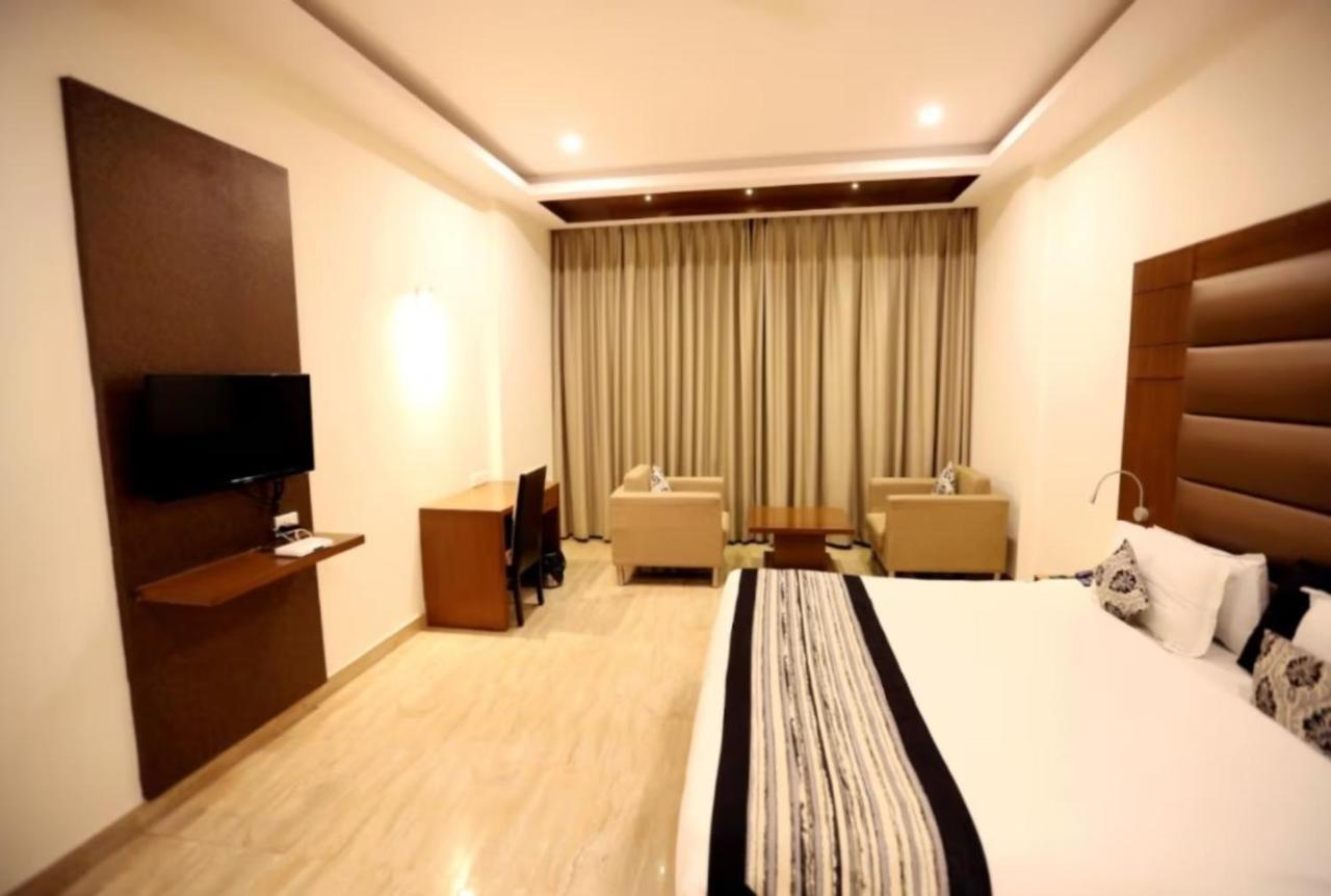 Hotel Krishna Palace, Ayodhya Екстер'єр фото