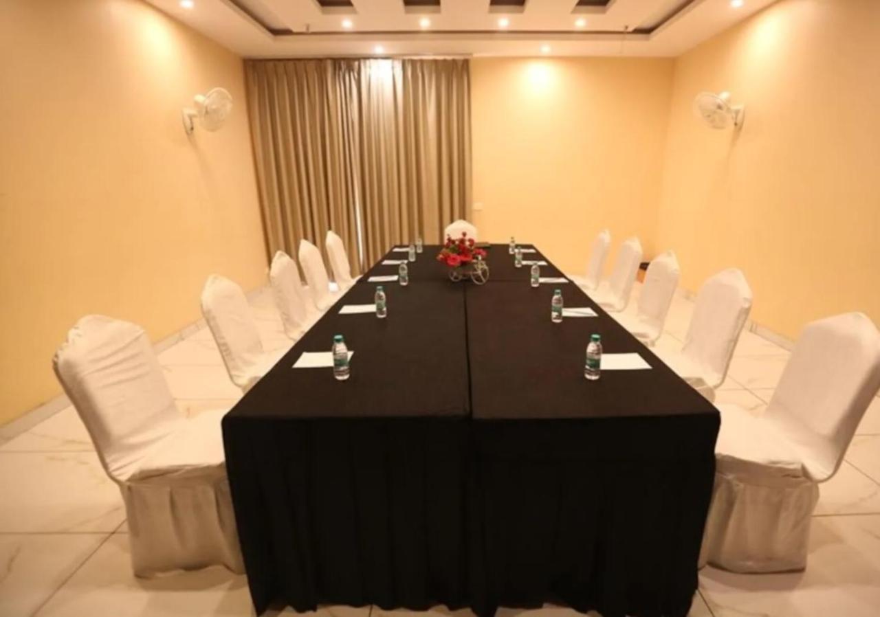 Hotel Krishna Palace, Ayodhya Екстер'єр фото